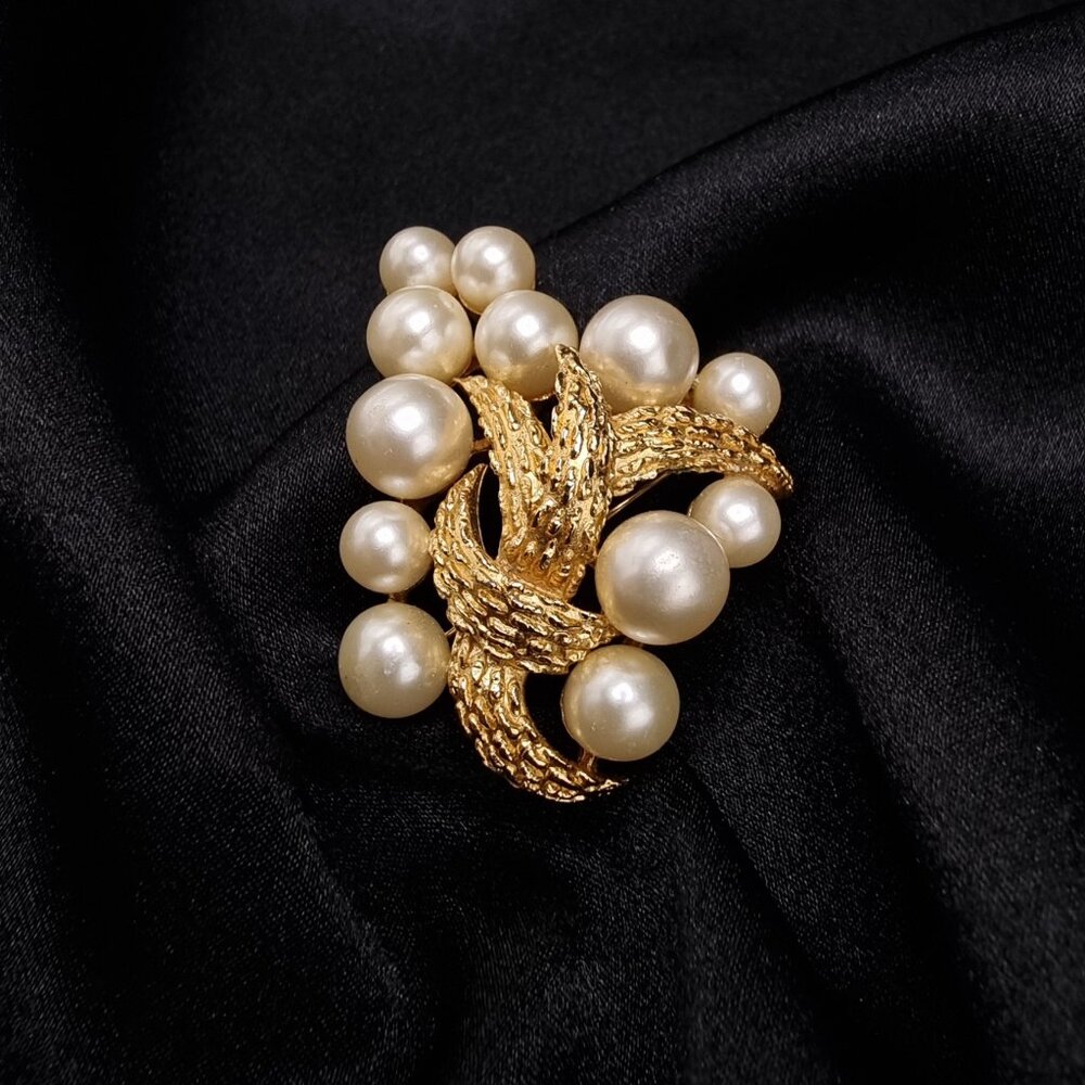 Vintage Crown 1960's TRIFARI Gold Tone Faux Pearl Floral Leaf Brooch